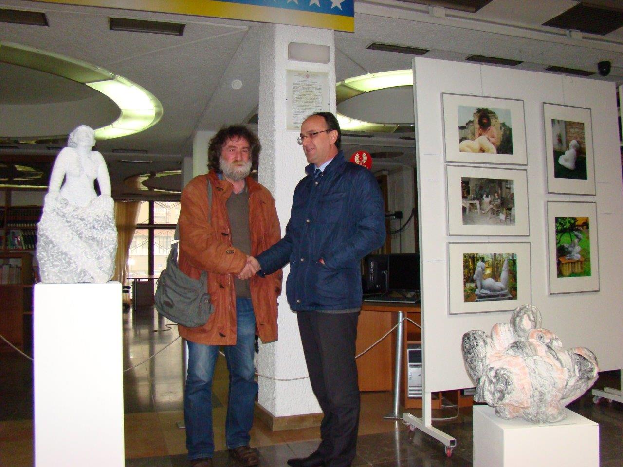 Minister Ibrahim Makolli und Destan Gashi in der Ausstellung in Prishtina